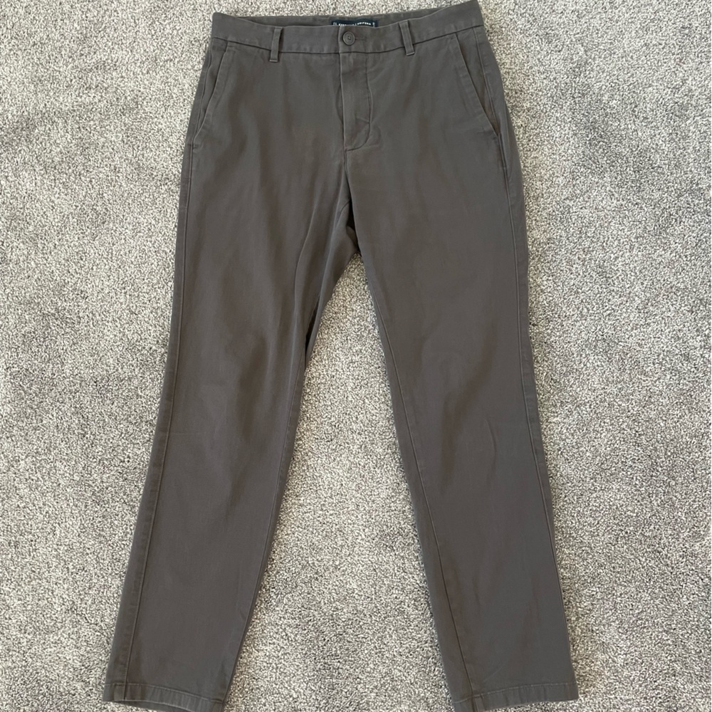 Everlane “The Performance Chino” slim fit (31 x 30)